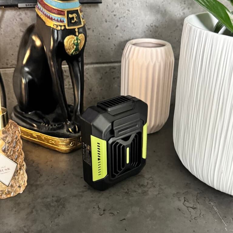 ✅Mini Wentylator Przyczepiany Do Paska/Koszulki
-3 Biegi Pracy
- Power Bank 
-Waga 250 Gram
-11x9 CM
-24H  Pracy
-Latarka Awaryjna. 
Ulga Na Uplane Dni