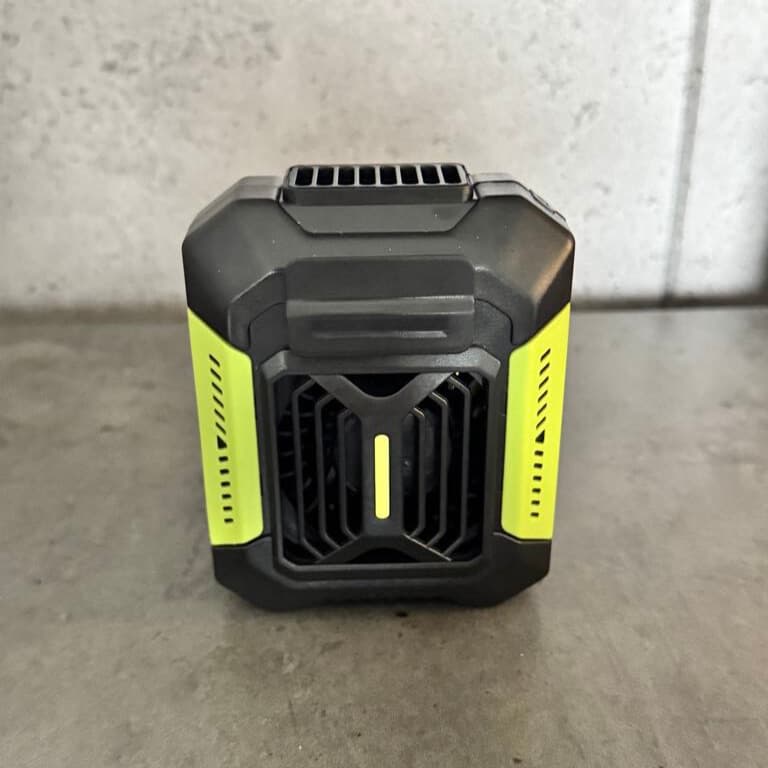 ✅Mini Wentylator Przyczepiany Do Paska/Koszulki
-3 Biegi Pracy
- Power Bank 
-Waga 250 Gram
-11x9 CM
-24H  Pracy
-Latarka Awaryjna. 
Ulga Na Uplane Dni
